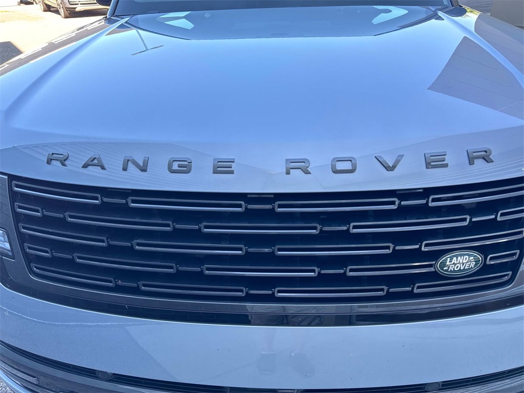 2025 Land Rover Range Rover SE photo 11