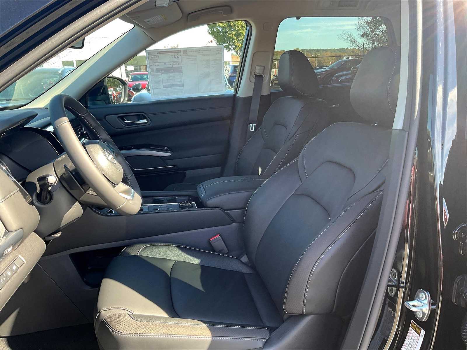 2025 Nissan Pathfinder SL photo 9