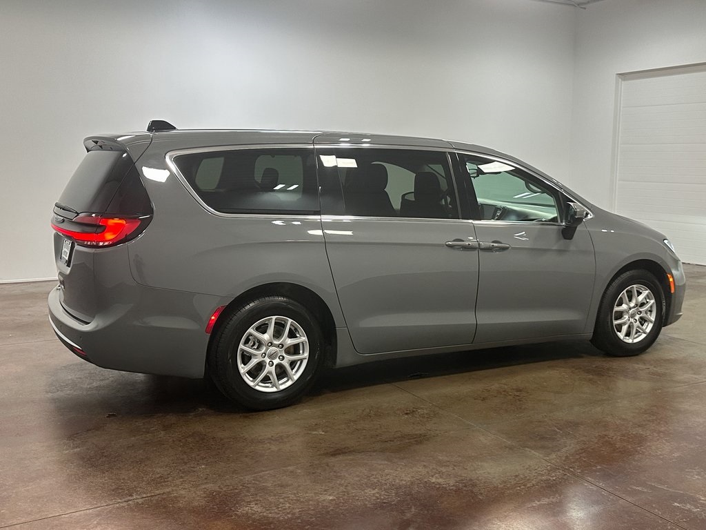 2023 Chrysler Pacifica Touring L photo 22