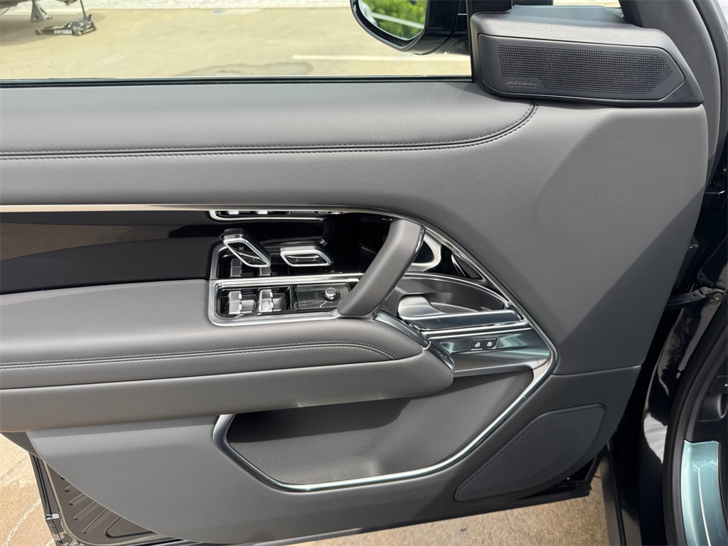 2025 Land Rover Range Rover SE photo 16