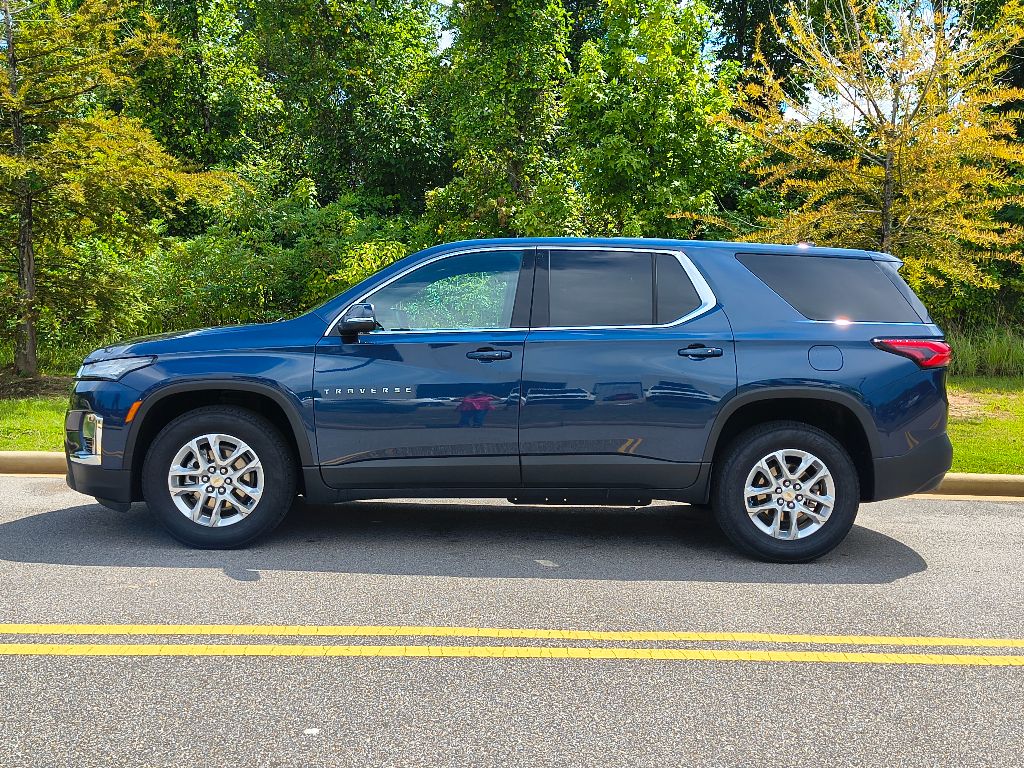 2022 Chevrolet Traverse LS photo 2