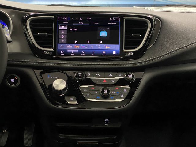 2026 Chrysler Pacifica photo 9