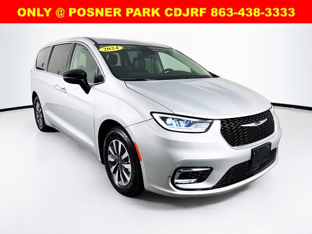 2024 Chrysler Pacifica PHEV Select's photo