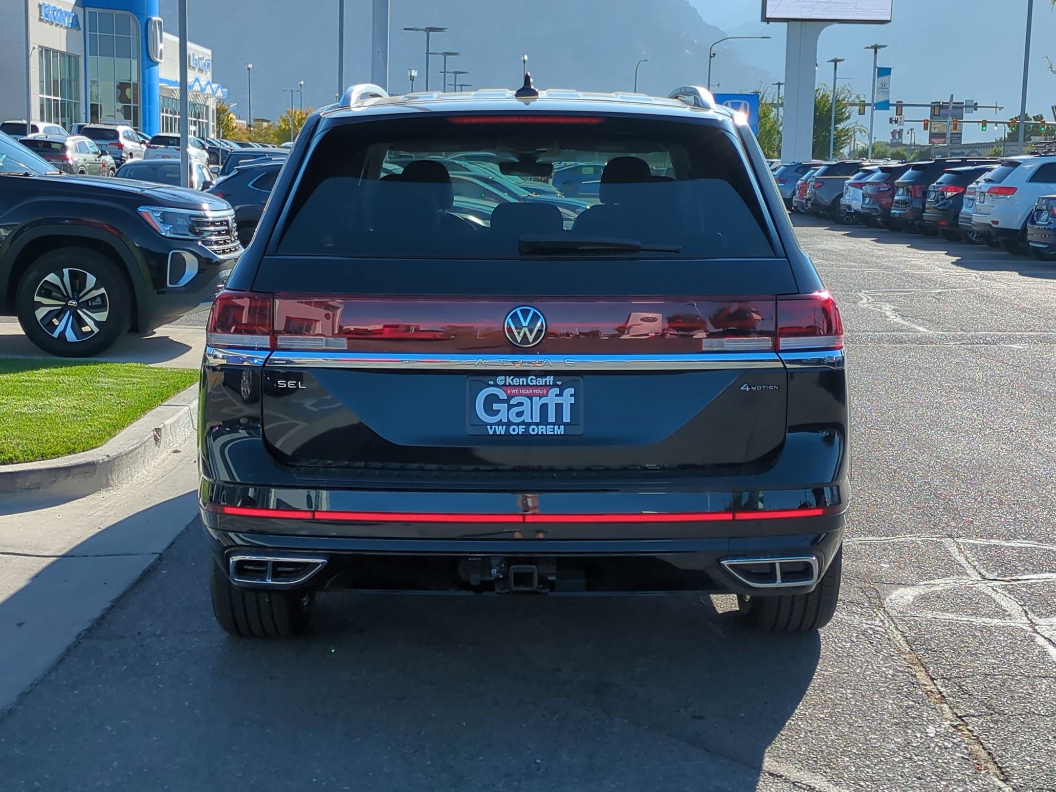 2026 Volkswagen Atlas SEL Premium R-Line photo 2