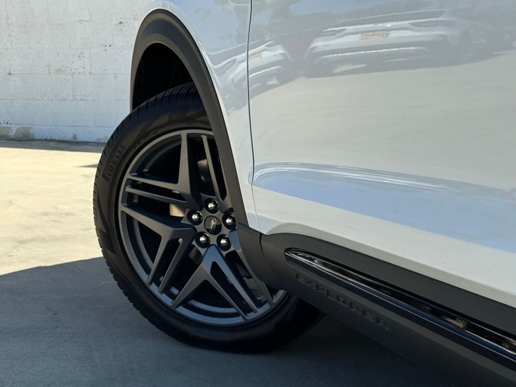 2025 Ford Explorer ST-Line photo 12