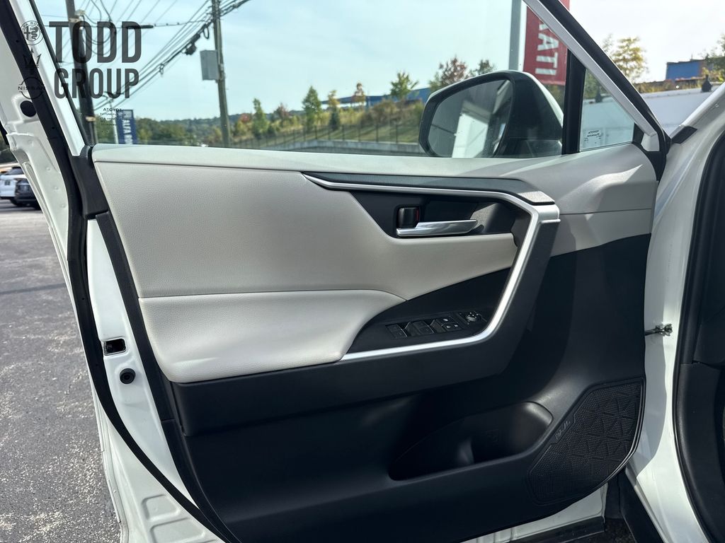 2023 Toyota RAV4 XLE photo 10