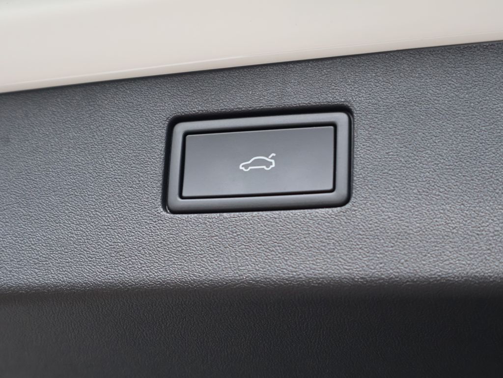 2025 Volkswagen Tiguan SE R-Line Black photo 18