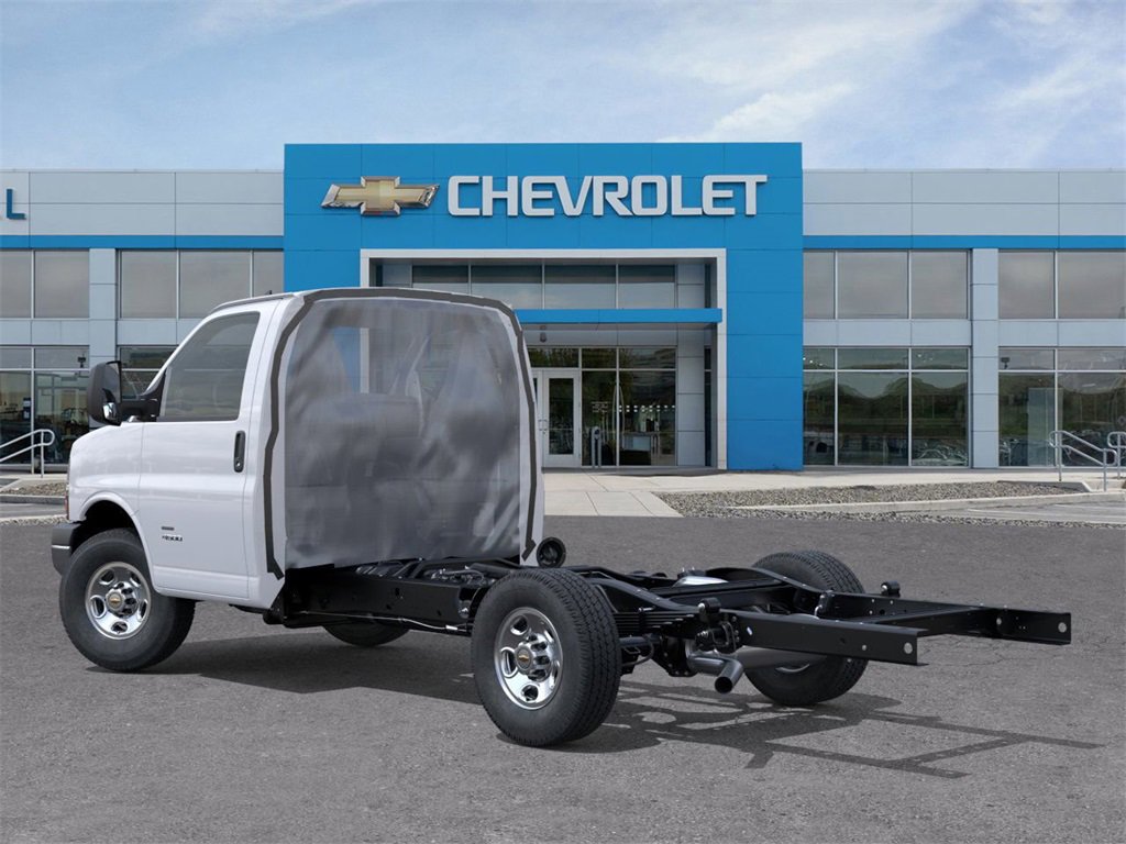 2025 Chevrolet Express Cutaway 3500 photo 2
