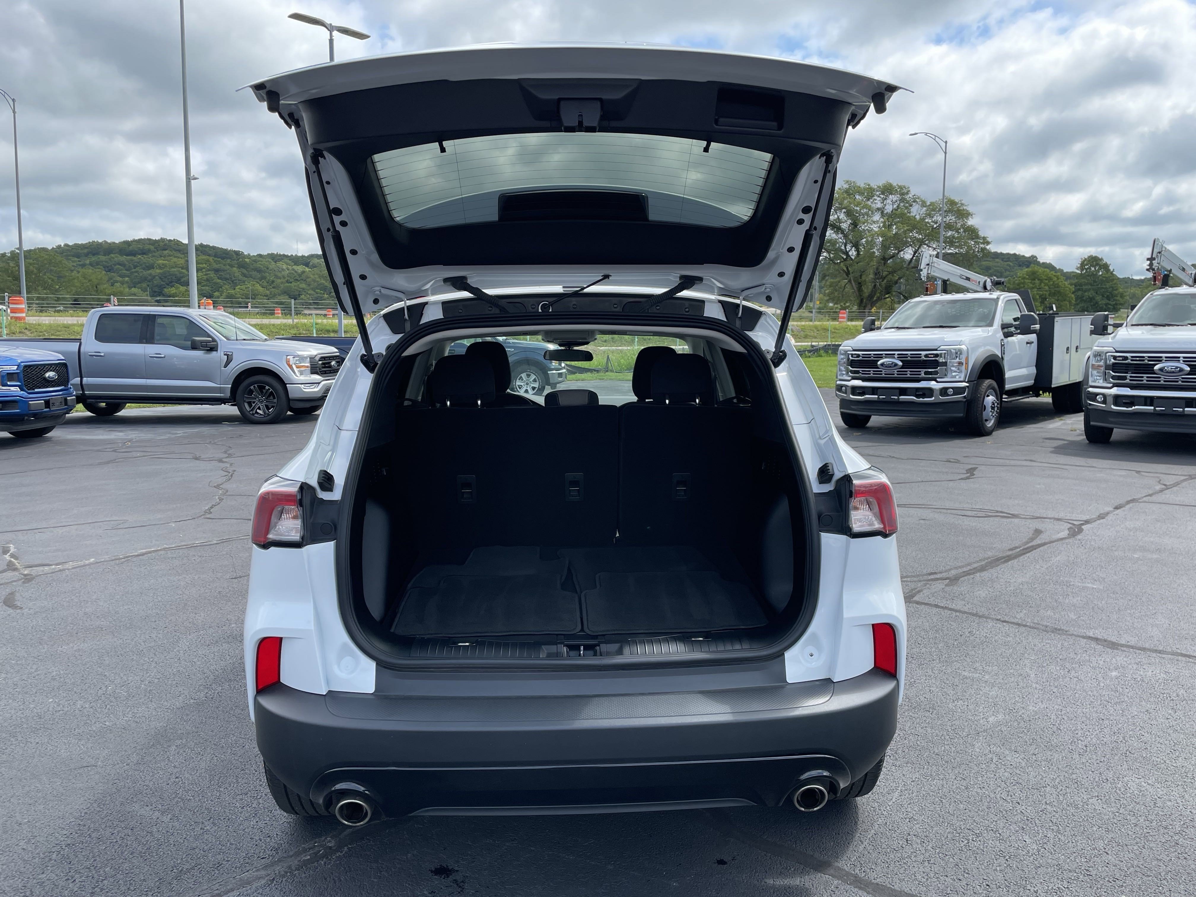 2022 Ford Escape SE photo 3
