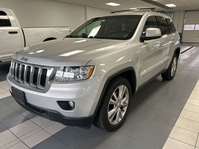 2011 Jeep Grand Cherokee Laredo Anniversary Edition photo 2
