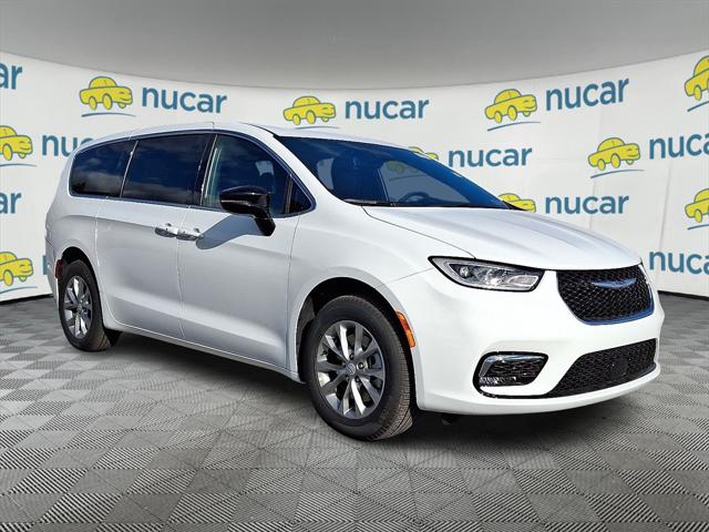 2026 Chrysler Pacifica Select's photo