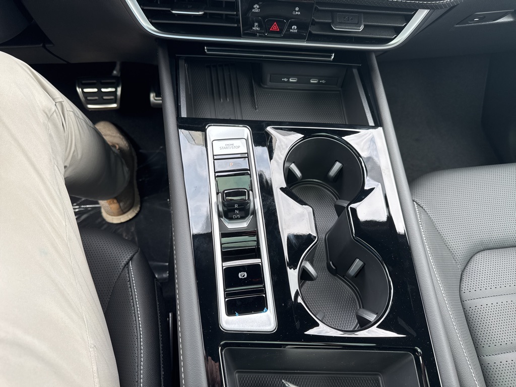 2025 Volkswagen Atlas Cross Sport SEL R-Line photo 13