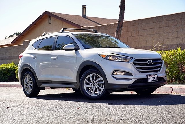 Used 2017 Silver Hyundai SE image 1