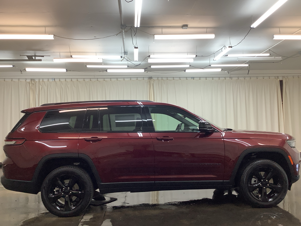 2025 Jeep Grand Cherokee Limited photo 3