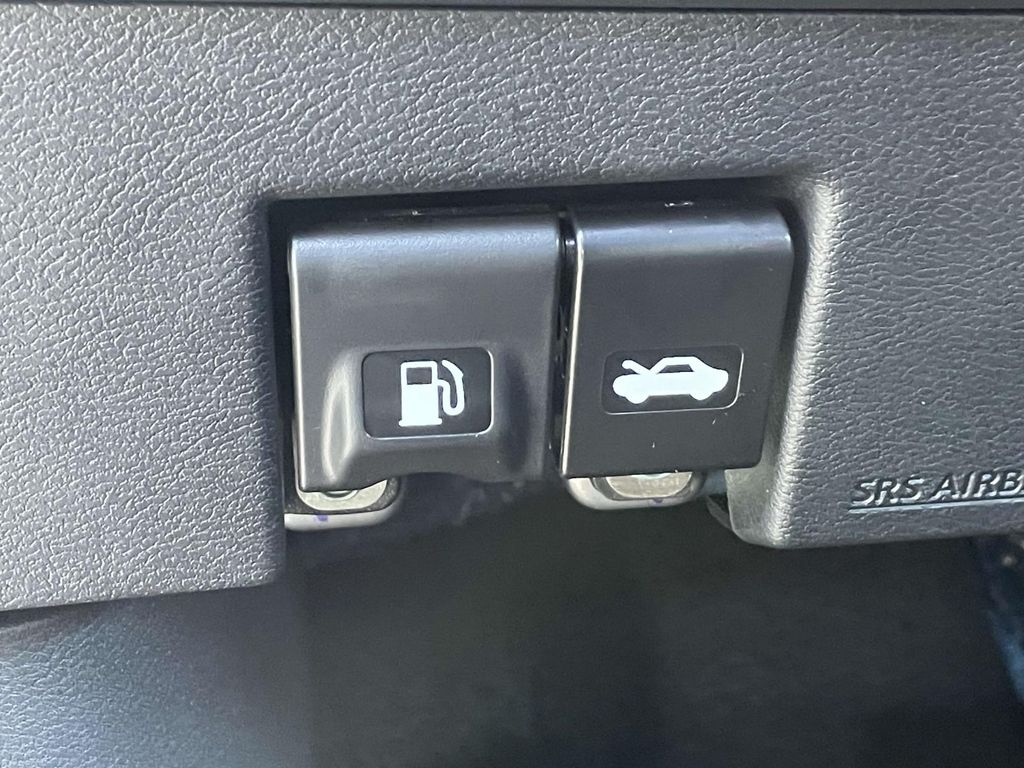 2025 Nissan Versa SR photo 16
