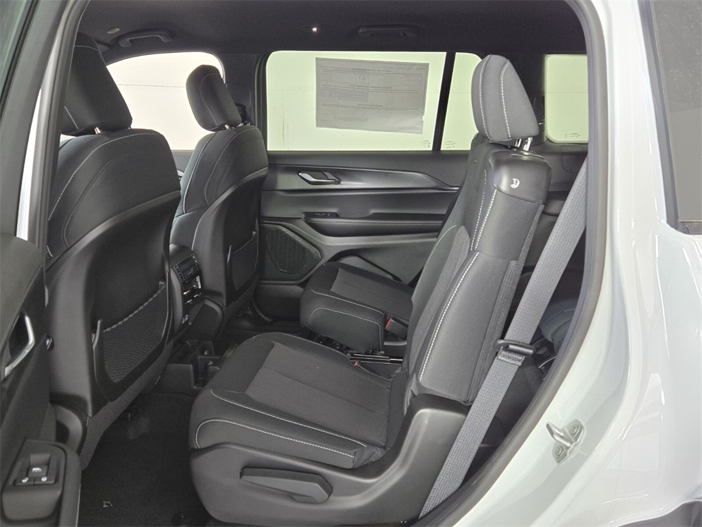 2025 Jeep Grand Cherokee Laredo photo 7