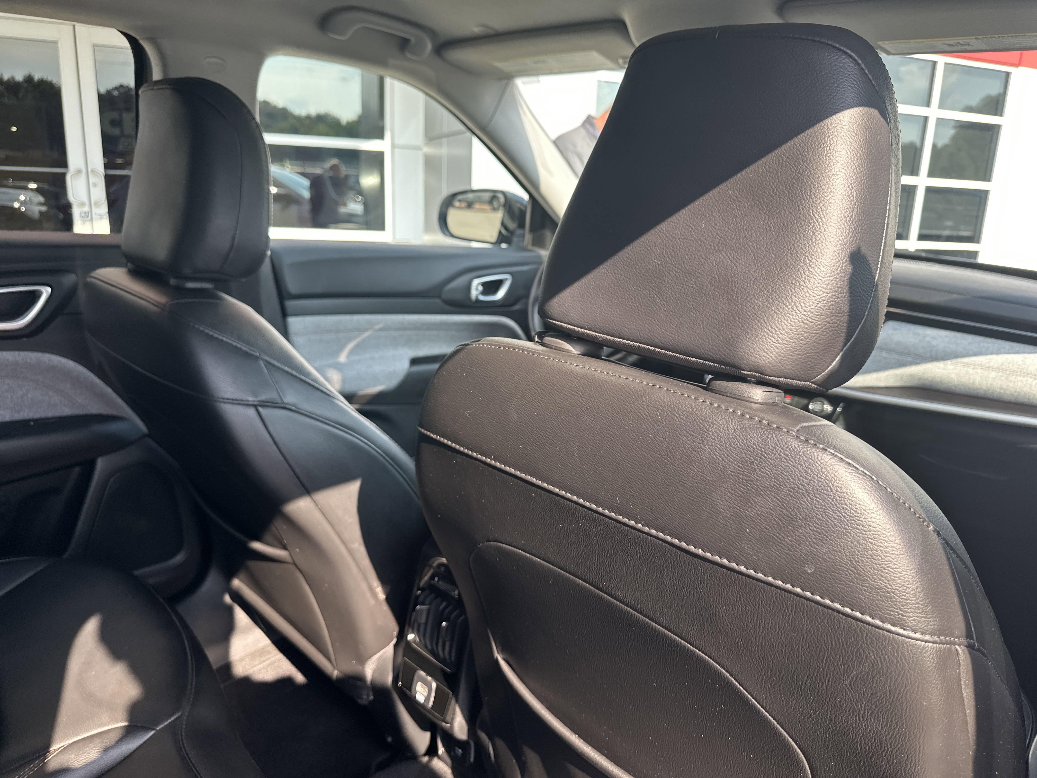 2022 Jeep Compass Latitude Lux photo 3