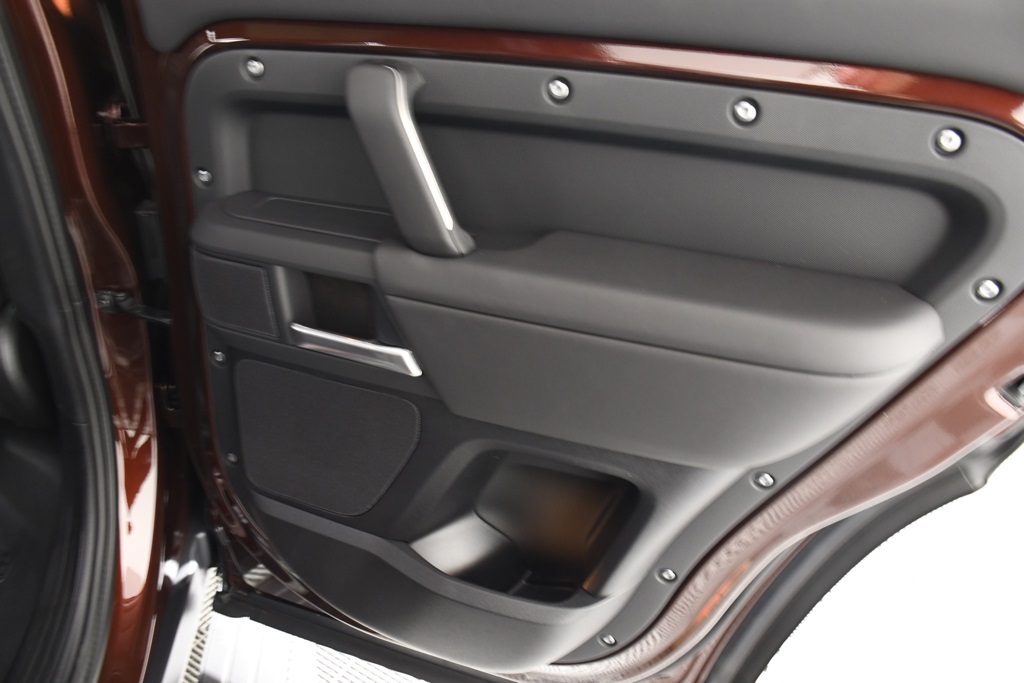 2025 Land Rover Defender 130 X-Dynamic SE photo 19