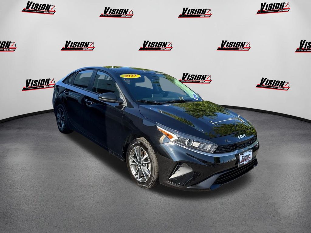 2023 Kia Forte LXS photo 3