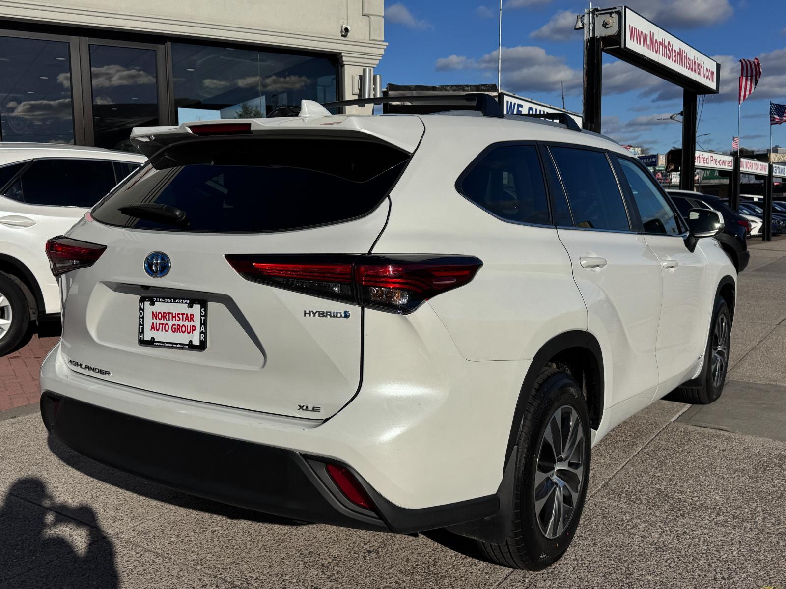 2023 Toyota Highlander Hybrid XLE photo 2
