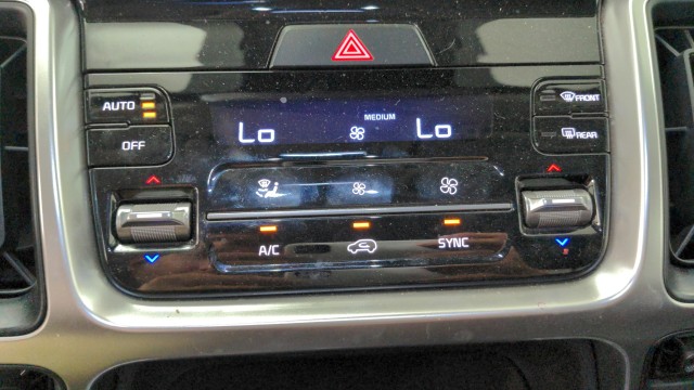 Used 2022 WHITE Kia S image 24