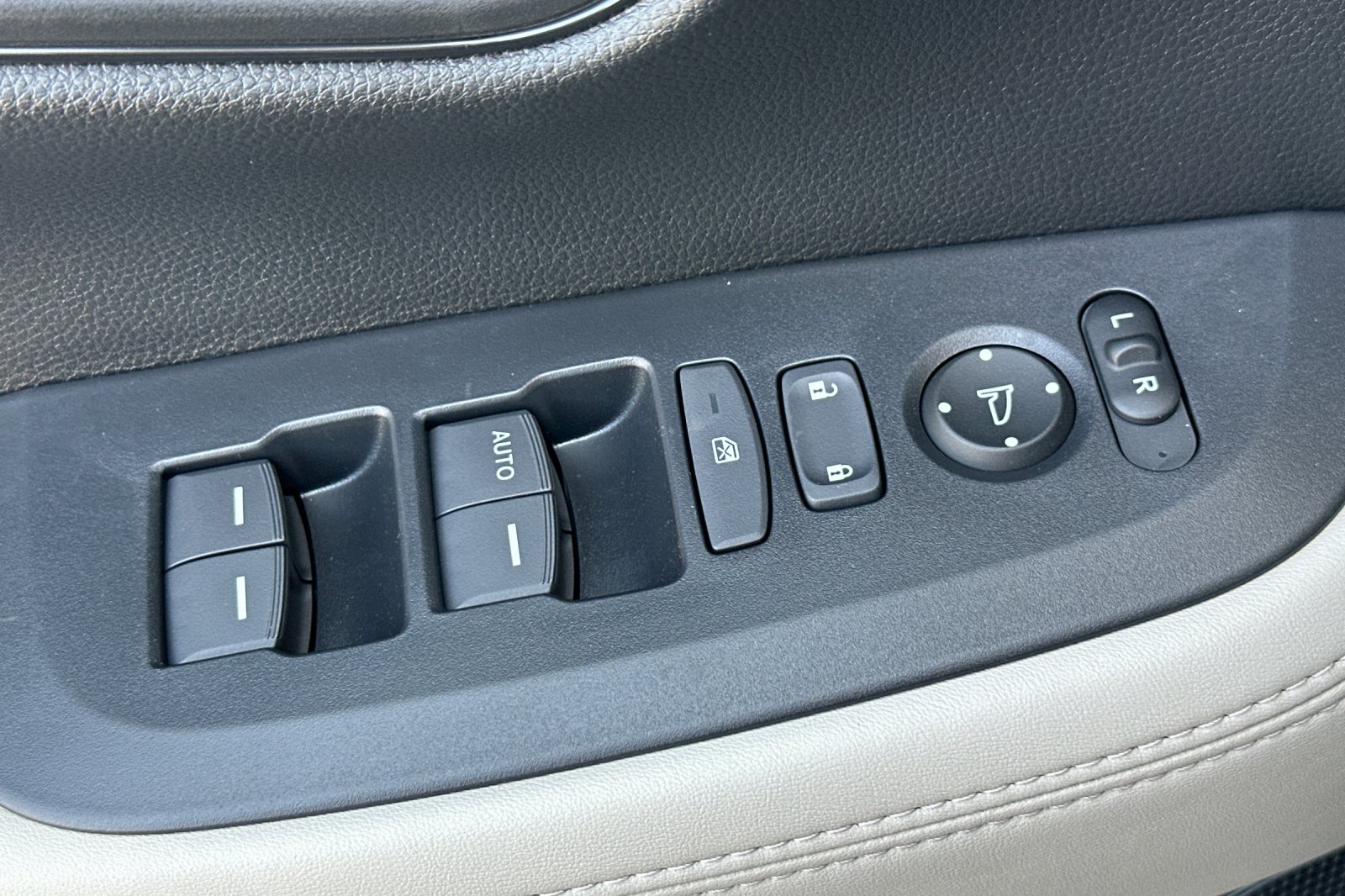 2026 Honda HR-V LX photo 11