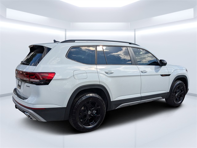 2025 Volkswagen Atlas SE Technology Peak Edition photo 2