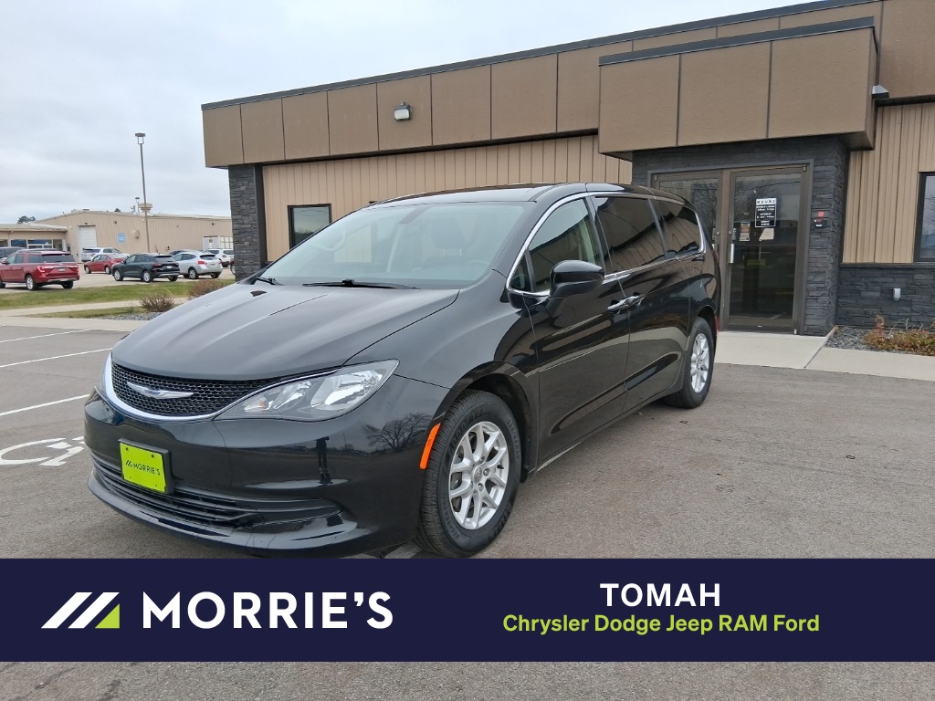 2020 Chrysler Voyager LX's photo