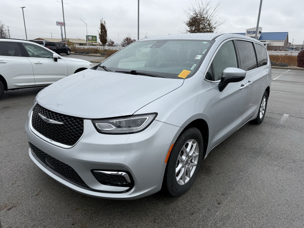 2023 Chrysler Pacifica Touring photo 3