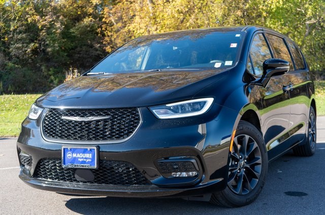 2024 Chrysler Pacifica PHEV Select's photo
