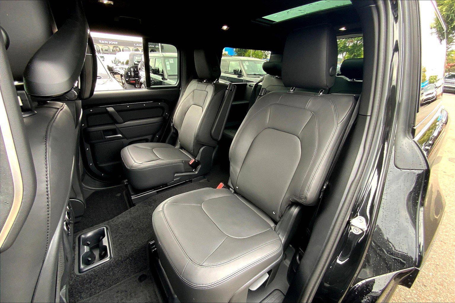 2025 Land Rover Defender 130 X-Dynamic SE photo 8