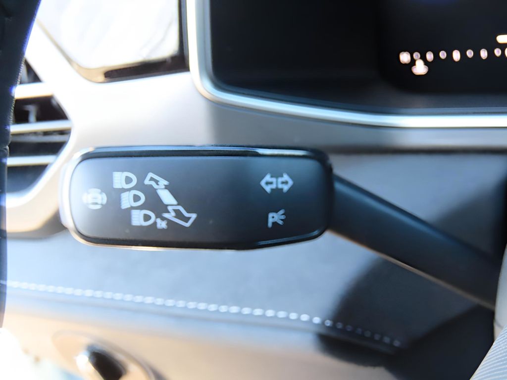 2025 Volkswagen Taos SE photo 31