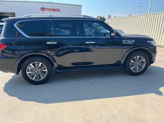 2021 Infiniti QX80 Luxe photo 3