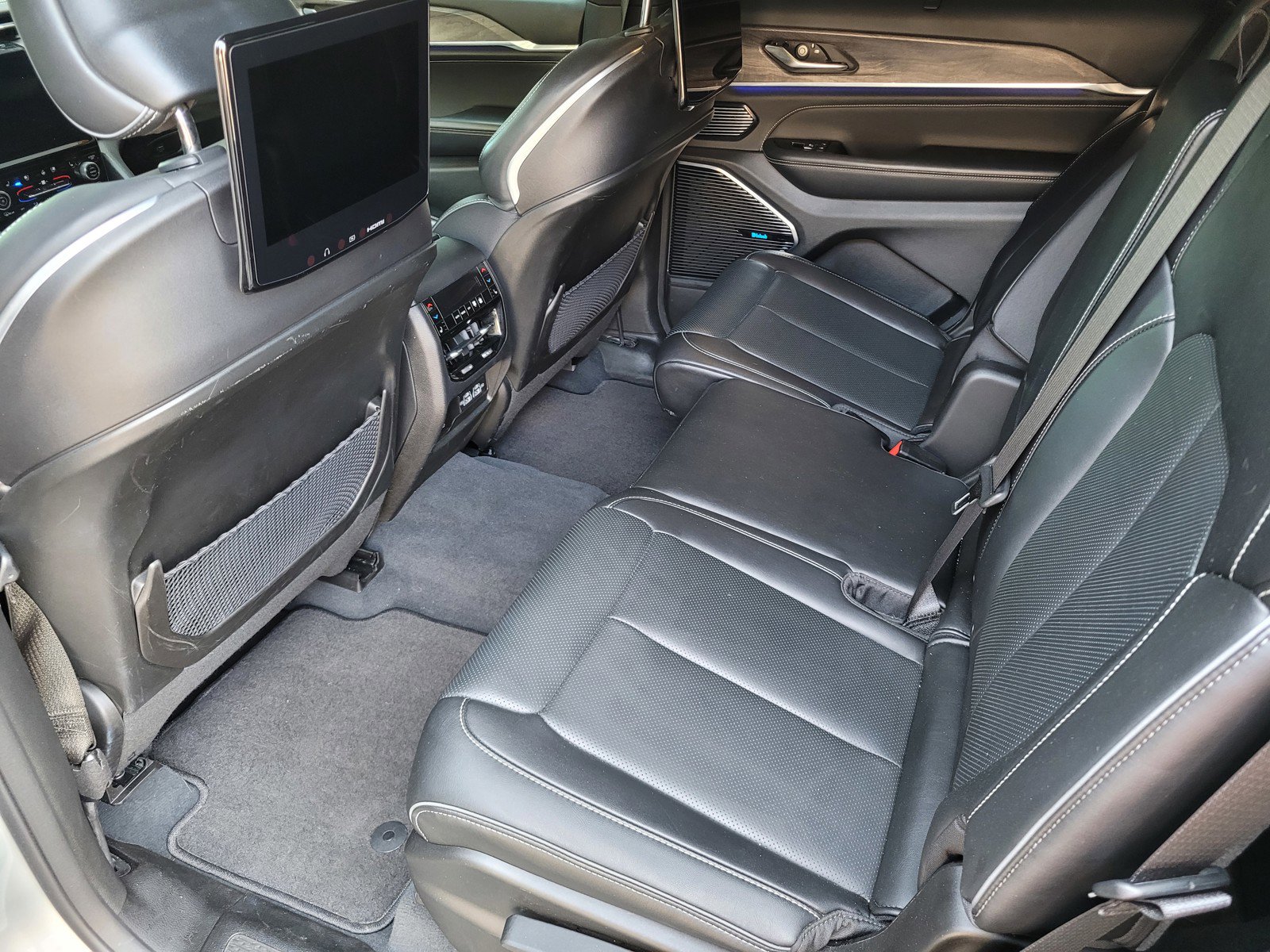 2023 Jeep Grand Cherokee Overland photo 11