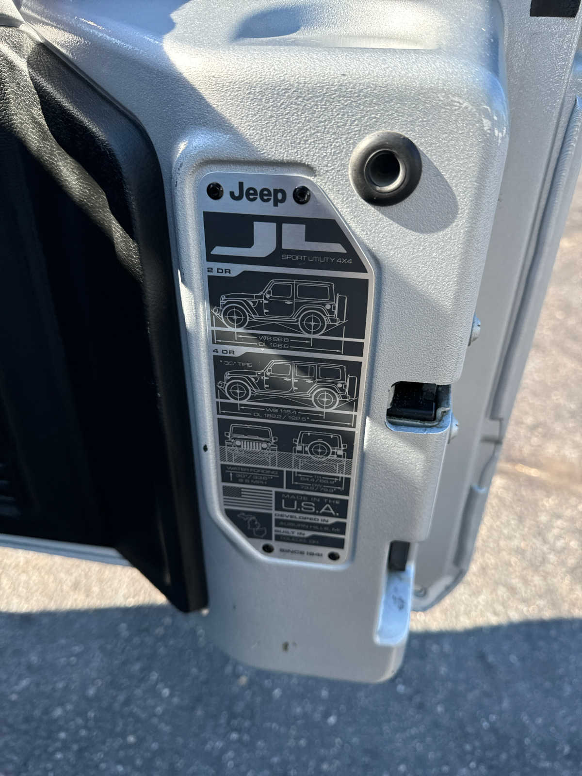 2023 Jeep Wrangler Sahara photo 13