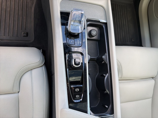 2025 Volvo XC60 B5 photo 8