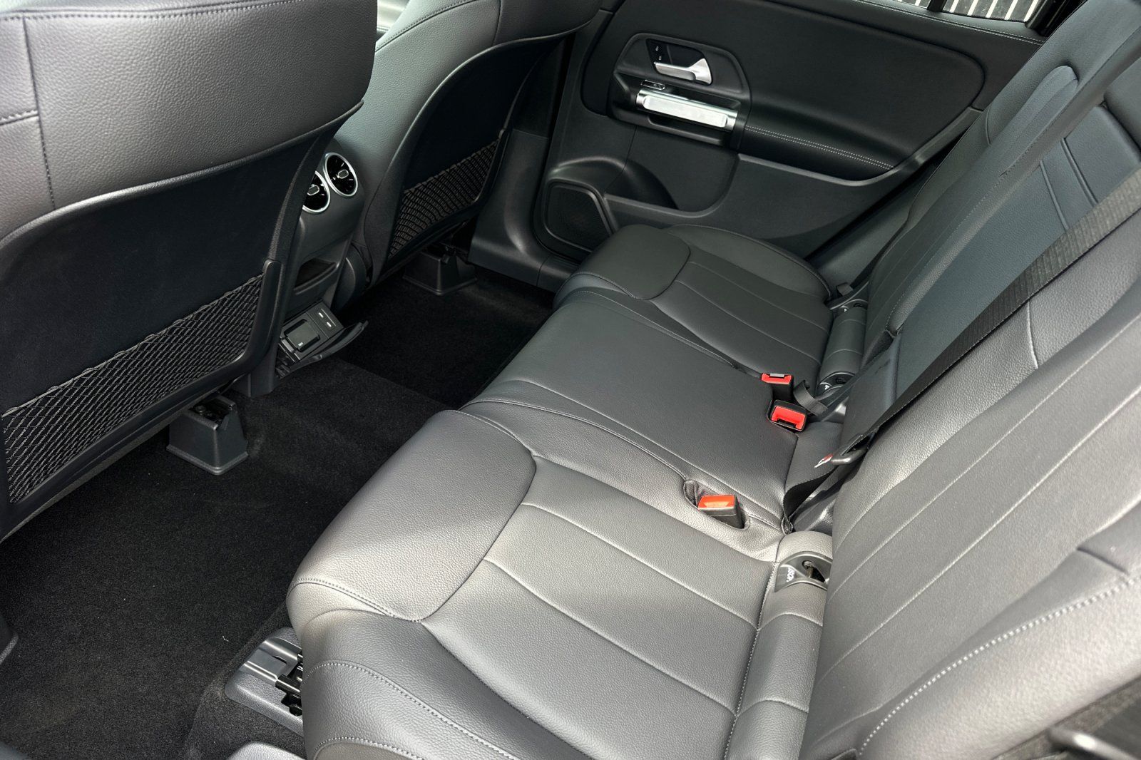 2025 Mercedes Benz GLB 250 photo 8