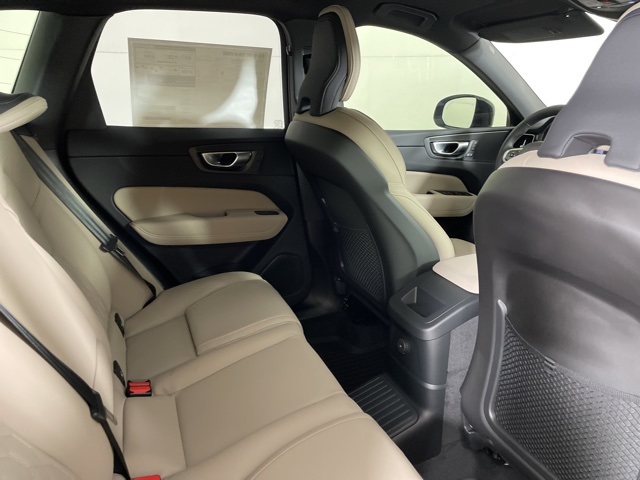 2026 Volvo XC60 Plus photo 17