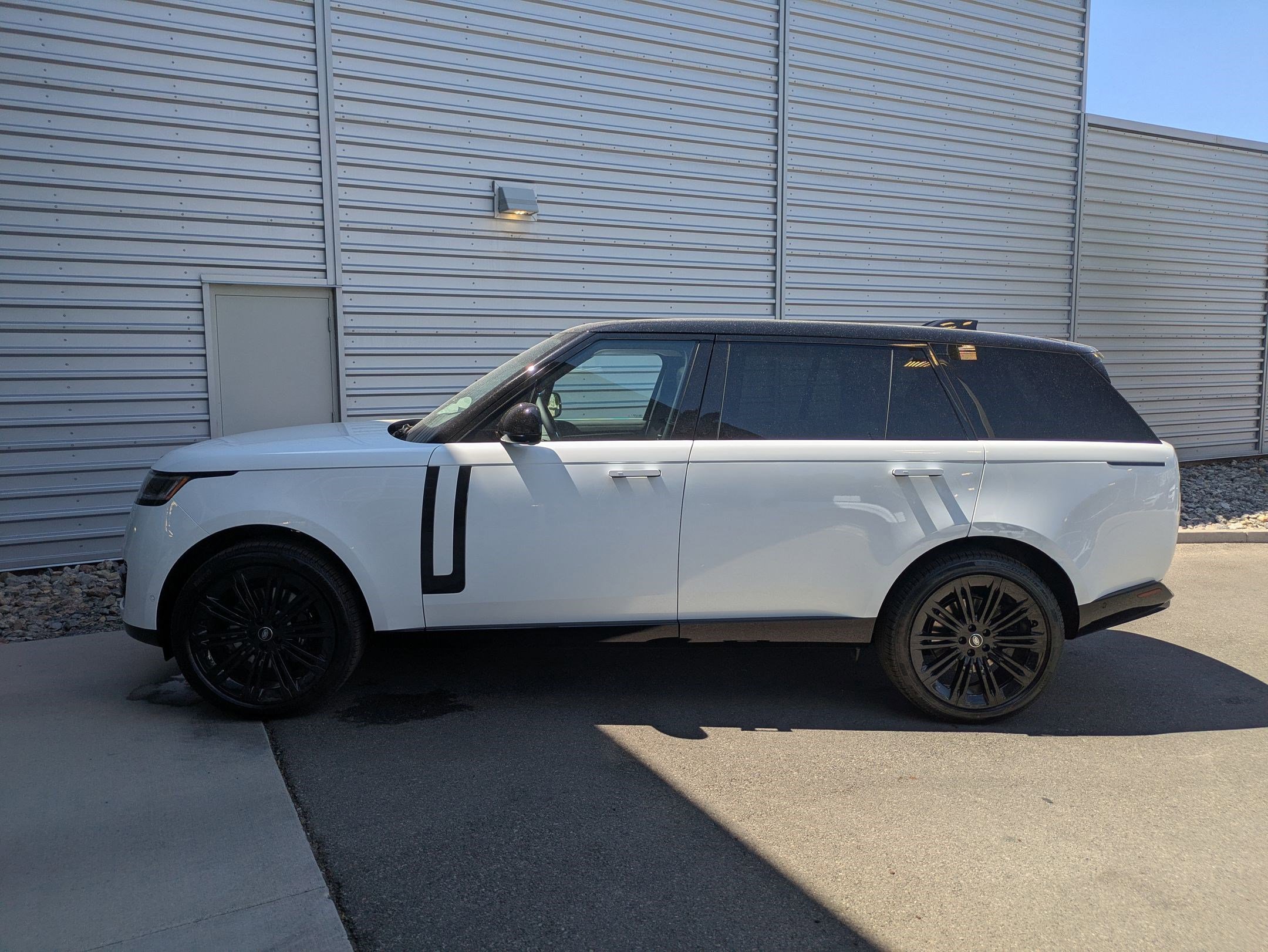2025 Land Rover Range Rover SE photo 2