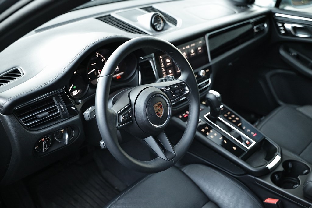 2025 Porsche Macan T photo 4