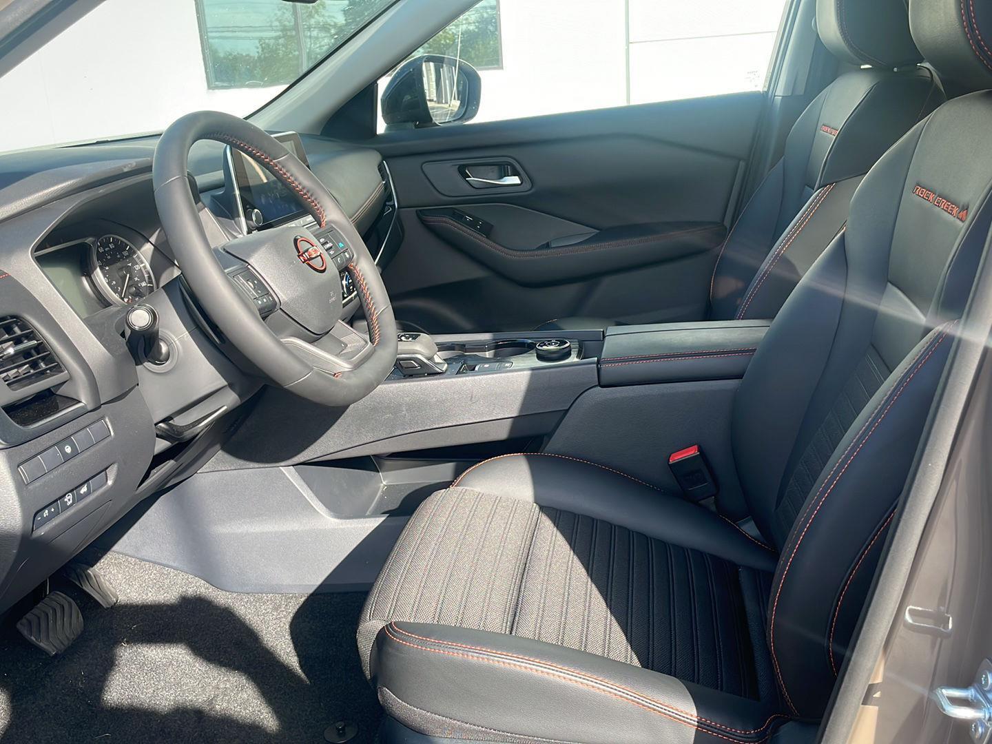 2025 Nissan Rogue SV photo 2