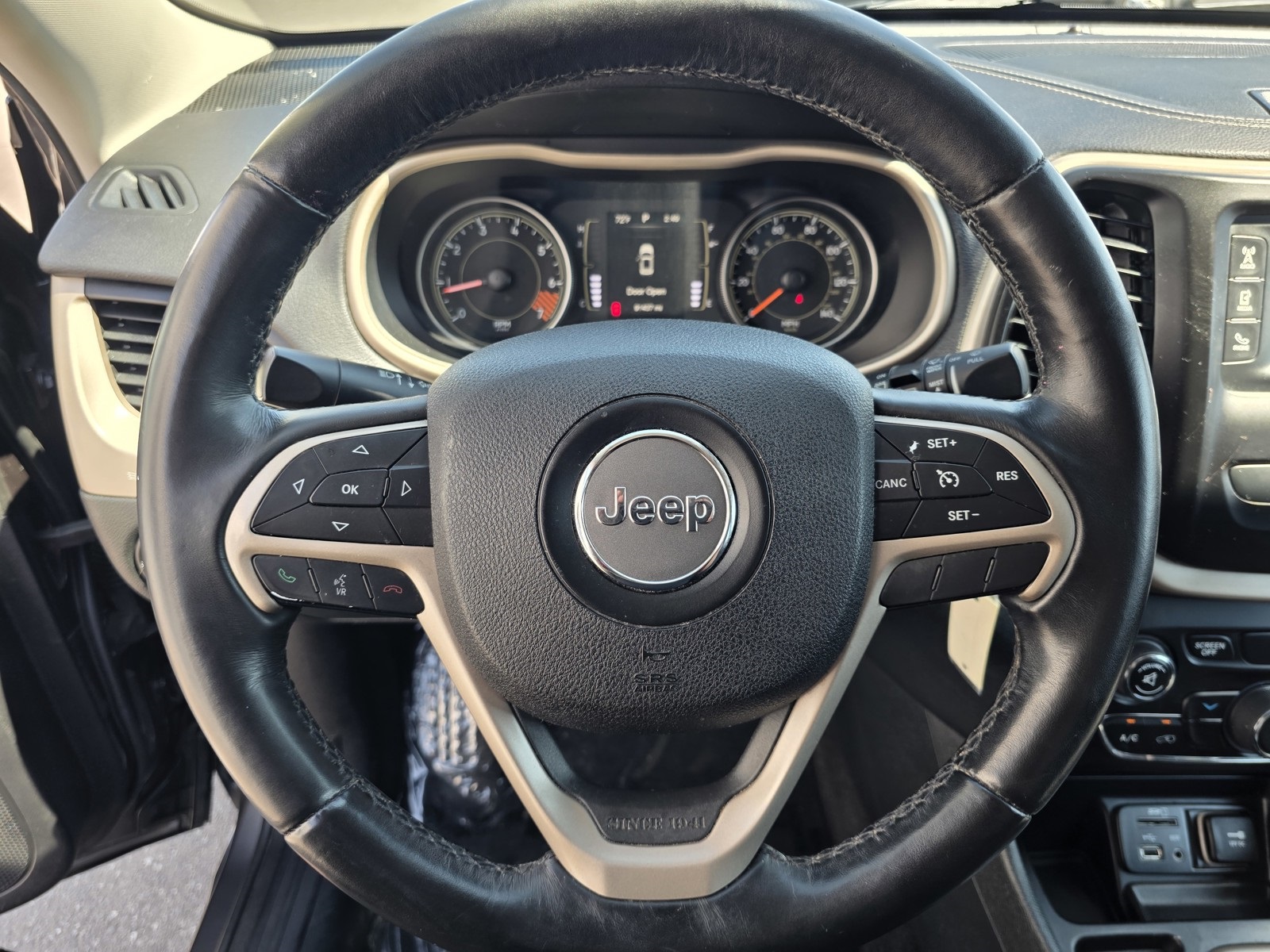 2015 Jeep Cherokee Latitude photo 28