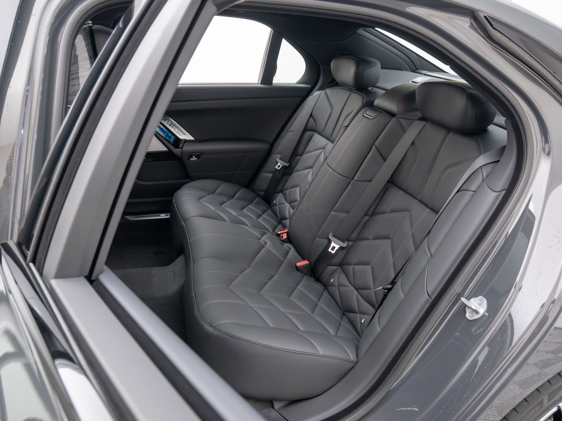 New 2025 Dravit Grey Metallic BMW 760i xDrive image 16