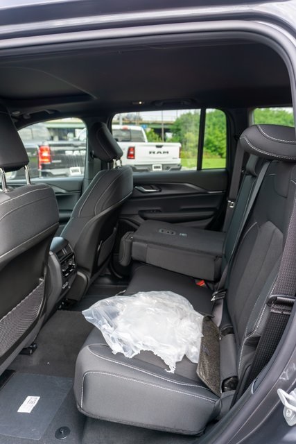 2025 Jeep Grand Cherokee Laredo X photo 4