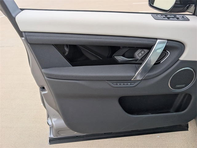 2025 Land Rover Discovery Sport S photo 9