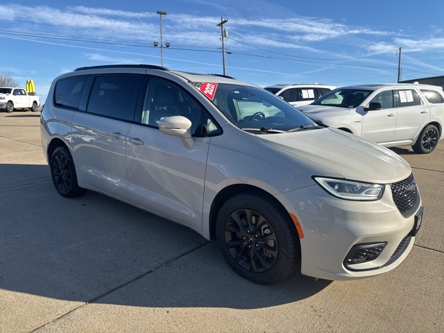 2021 Chrysler Pacifica Limited's photo