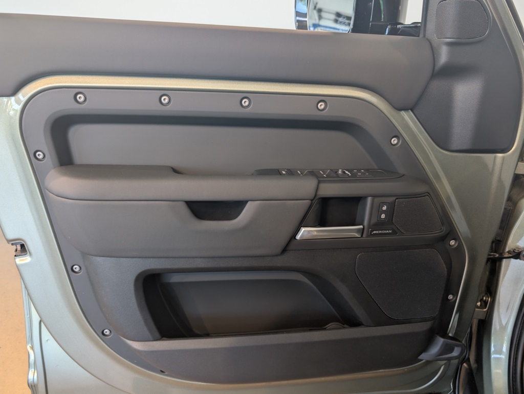 2025 Land Rover Defender 110 S photo 11