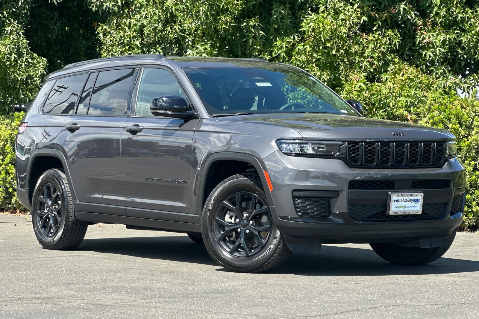 2024 Jeep Grand Cherokee Altitude photo 2