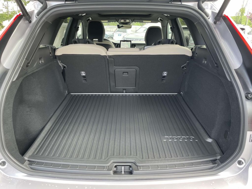 2026 Volvo XC60 B5 Core photo 32