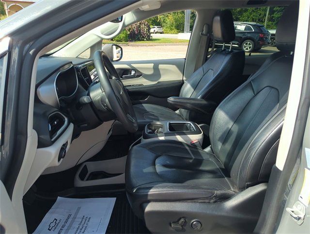 2022 Chrysler Pacifica Touring L photo 9